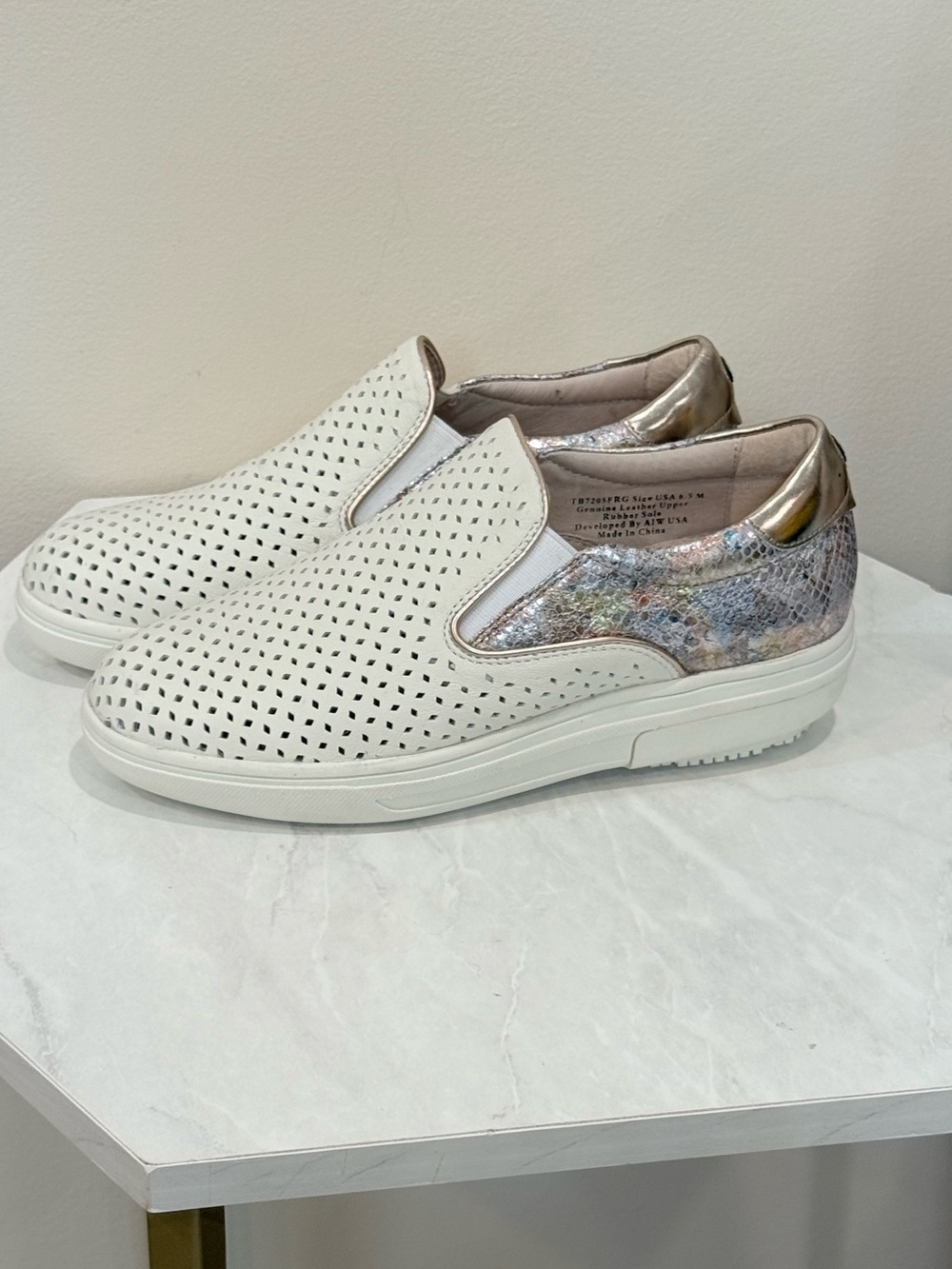 🔥 NWOT Verso Grip Women’s White Slip-On Sneakers Size 6.5🔥
